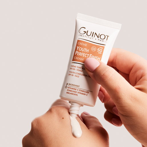 GUINOT YOUTH PERFECT FINISH CREAM - veido kremas su spalva SPF 50, 30 ml - MAKIAŽO PAGRINDAS IŠ GUINOT - TIK €62.50! Apsipirk dabar GROŽIO ALCHEMIJA