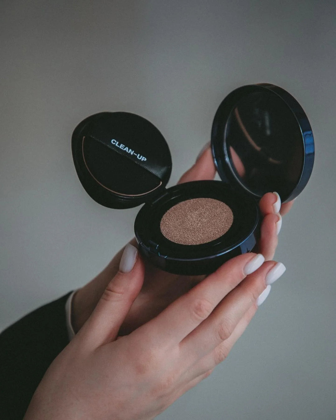 CUSKIN inovatyvus CUSHION makiažo pagrindas su keičiamu užpildu SPF50+ PA+++, 15g + 15g - MAKIAŽO PAGRINDAS IŠ CUSKIN - TIK €69! Apsipirk dabar GROŽIO ALCHEMIJA