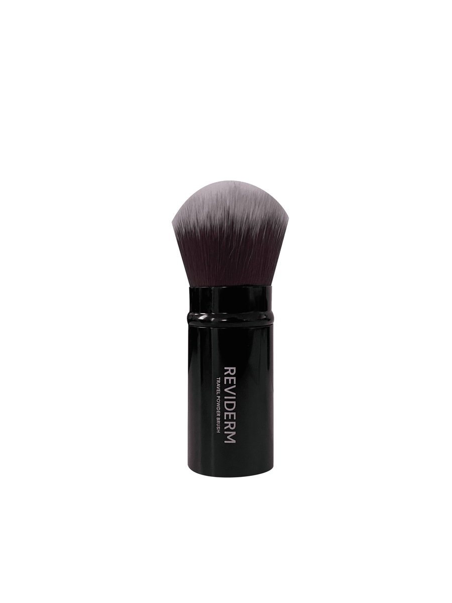 REVIDERM TRAVEL POWDER BRUSH - kelioninis pudros šepetėlis - MAKIAŽO ŠEPETĖLIS IŠ REVIDERM - TIK €21! Apsipirk dabar GROŽIO ALCHEMIJA