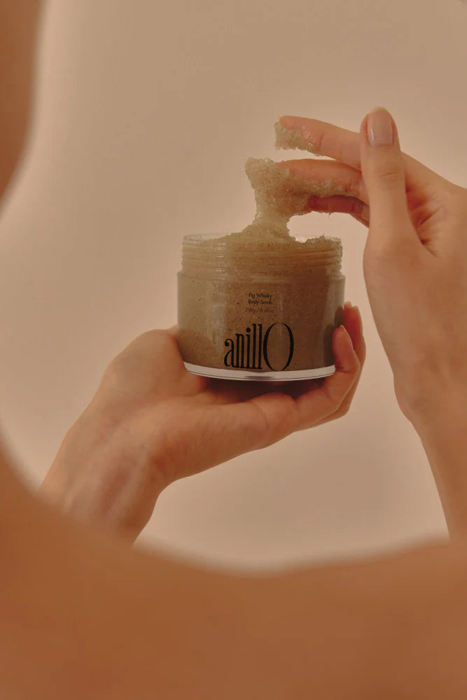 ANILLO FIG WHISKY BODY SCRUB - kūno šveitiklis su figų sėklomis ir druska, 240 g - KŪNO ŠVEITIKLIS IŠ ANILLO - TIK €36.12! Apsipirk dabar GROŽIO ALCHEMIJA