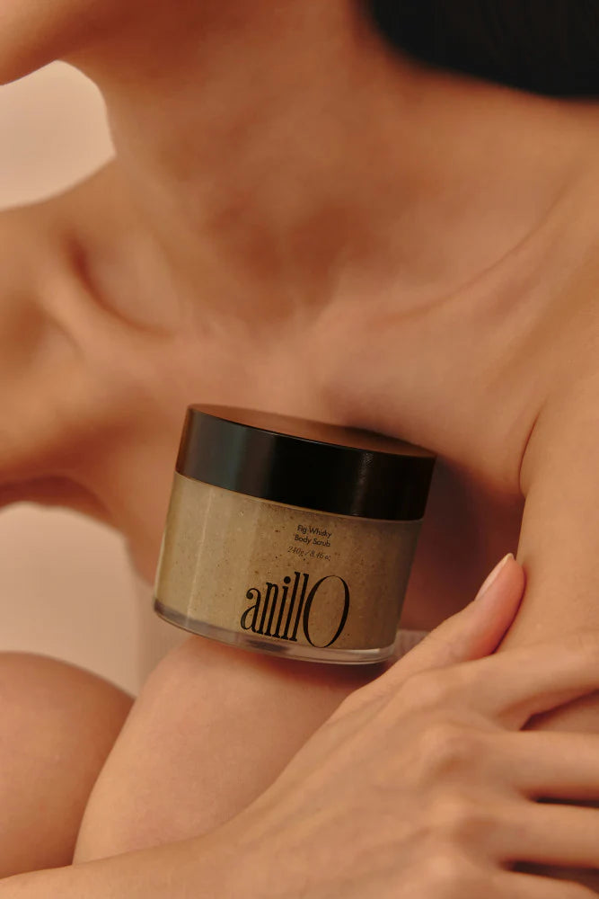 ANILLO FIG WHISKY BODY SCRUB - kūno šveitiklis su figų sėklomis ir druska, 240 g - KŪNO ŠVEITIKLIS IŠ ANILLO - TIK €36.12! Apsipirk dabar GROŽIO ALCHEMIJA