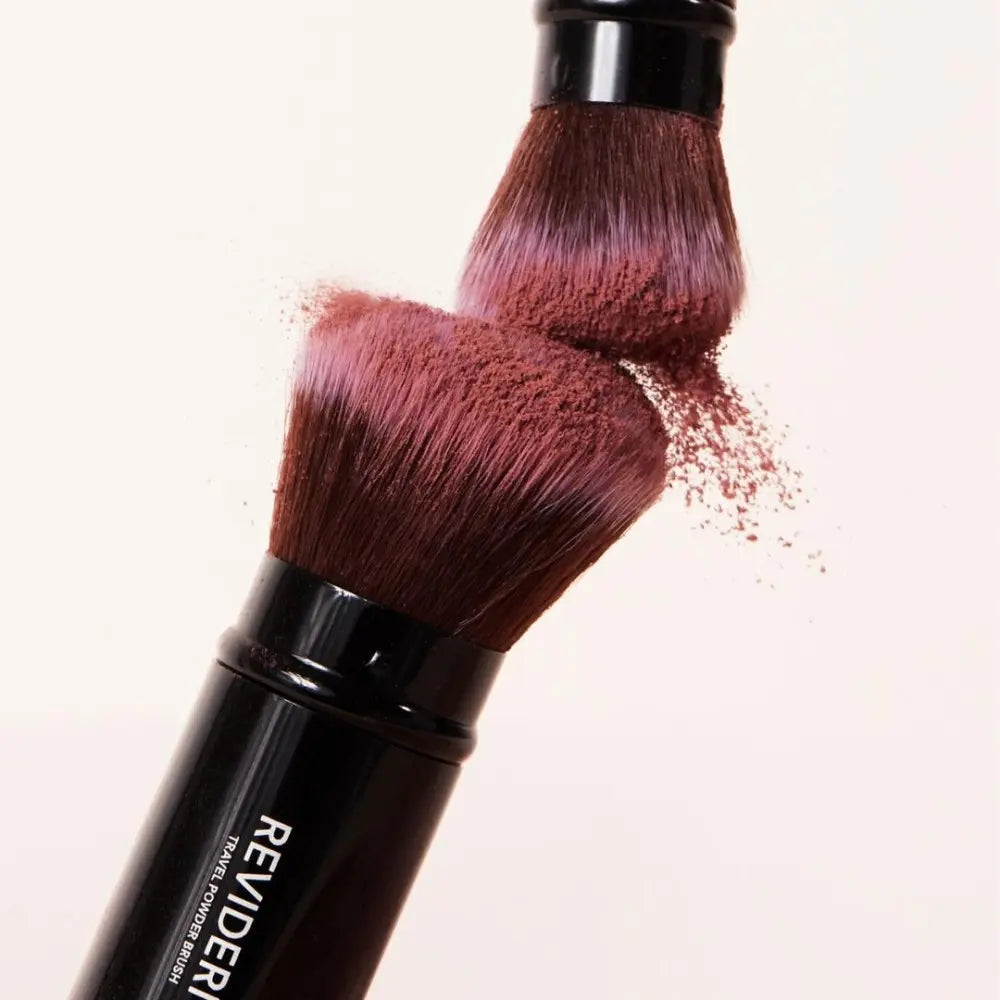 REVIDERM TRAVEL POWDER BRUSH - kelioninis pudros šepetėlis - MAKIAŽO ŠEPETĖLIS IŠ REVIDERM - TIK €21! Apsipirk dabar GROŽIO ALCHEMIJA