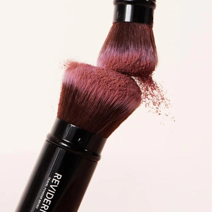 REVIDERM TRAVEL POWDER BRUSH - kelioninis pudros šepetėlis - MAKIAŽO ŠEPETĖLIS IŠ REVIDERM - TIK €21! Apsipirk dabar GROŽIO ALCHEMIJA